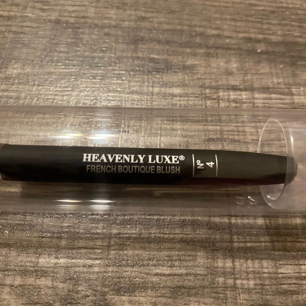 NEW - It cosmetics HEAVENLY LUXE™ FRENCH BOUTIQUE BLUSH BRUSH #4